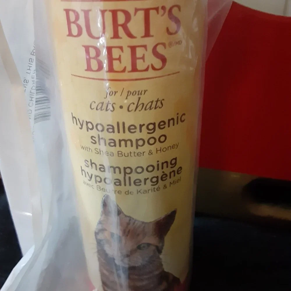 Burt's Bees hypoallergenic cat shamppo with shea butter and honey